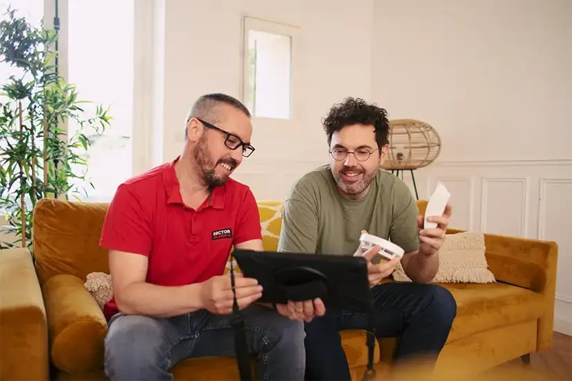 Présentation d’un système d’alarme sur tablette lors d’un rendez-vous client