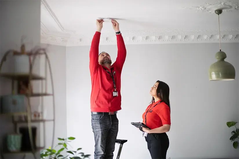 Pose d’un détecteur de fumée qui est proposé dans le pack système d’alarme