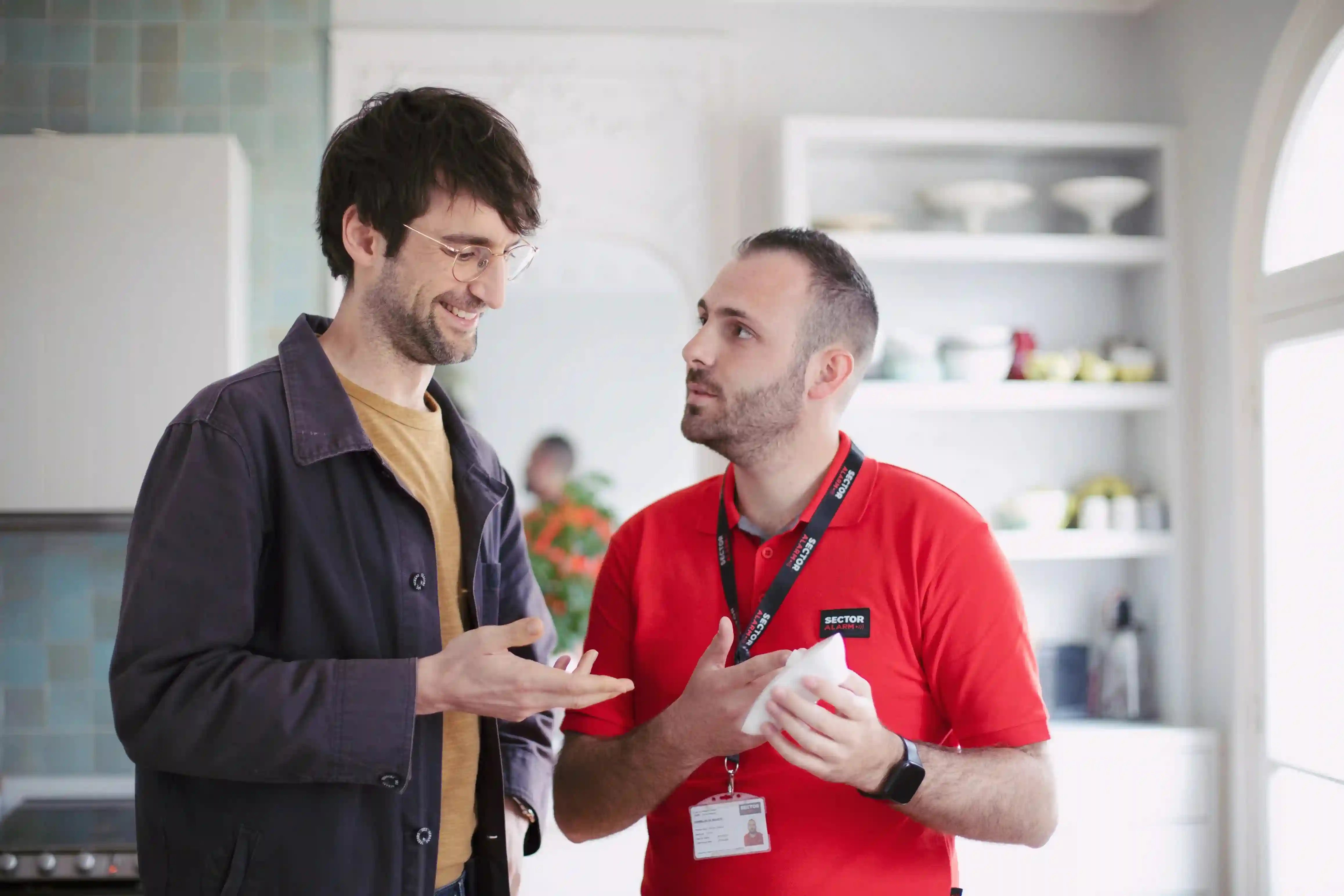 Échange de deux hommes pour l’installation d’une alarme de sécurité